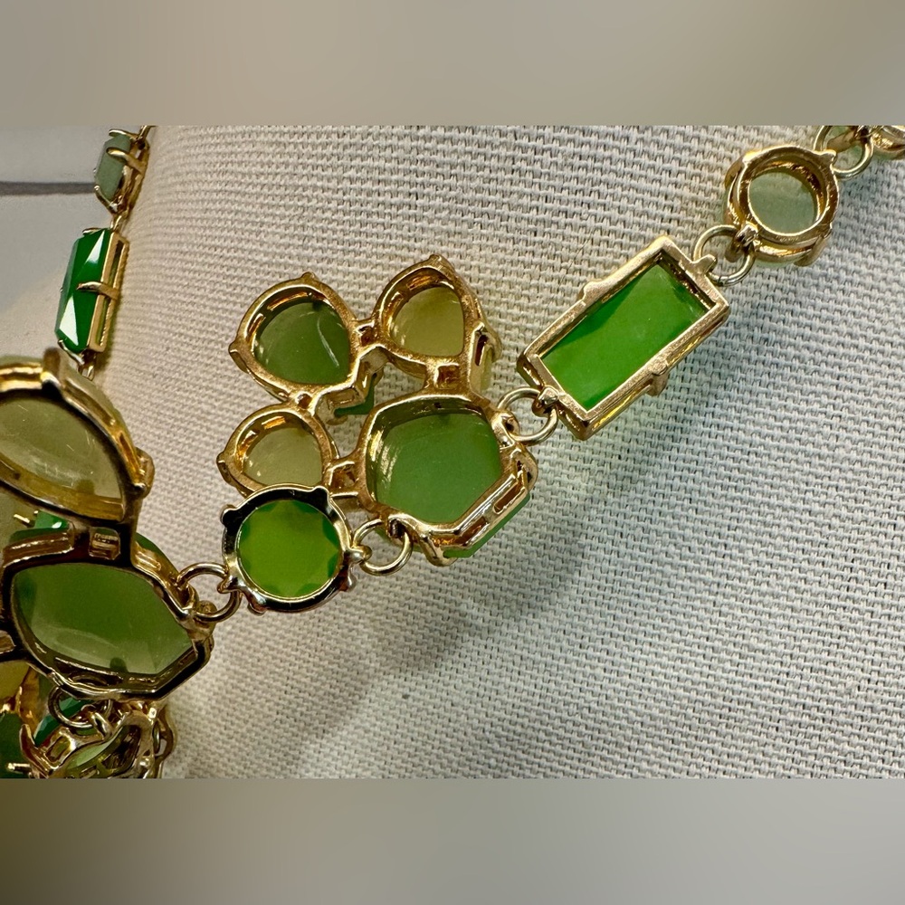 ❇️🌟 Stella & Dot Emerald Green Crystal & Gold Tone Statement Bib Necklace - Picture 3 of 6